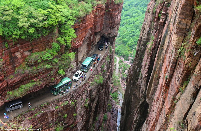 Đường xuyên núi Guoliang ở tỉnh Hà Nam, Trung Quốc dài 1,2km cũng là cung đường vô cùng nguy hiểm.